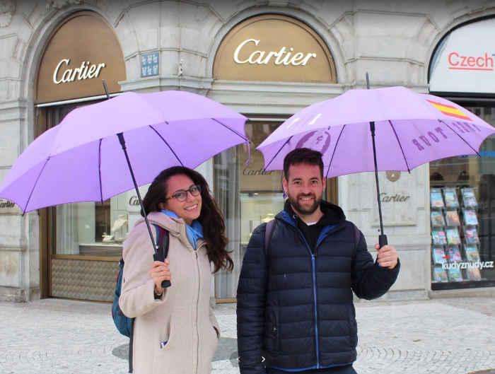 Près de la boutique cartier sur la place de la Vielle-Ville (les visites en anglais commencent ailleurs)