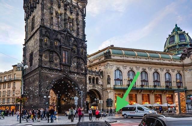 Près de la statue de Tomáš Garrigue Masaryk (devant l'entrée principale du château de Prague)